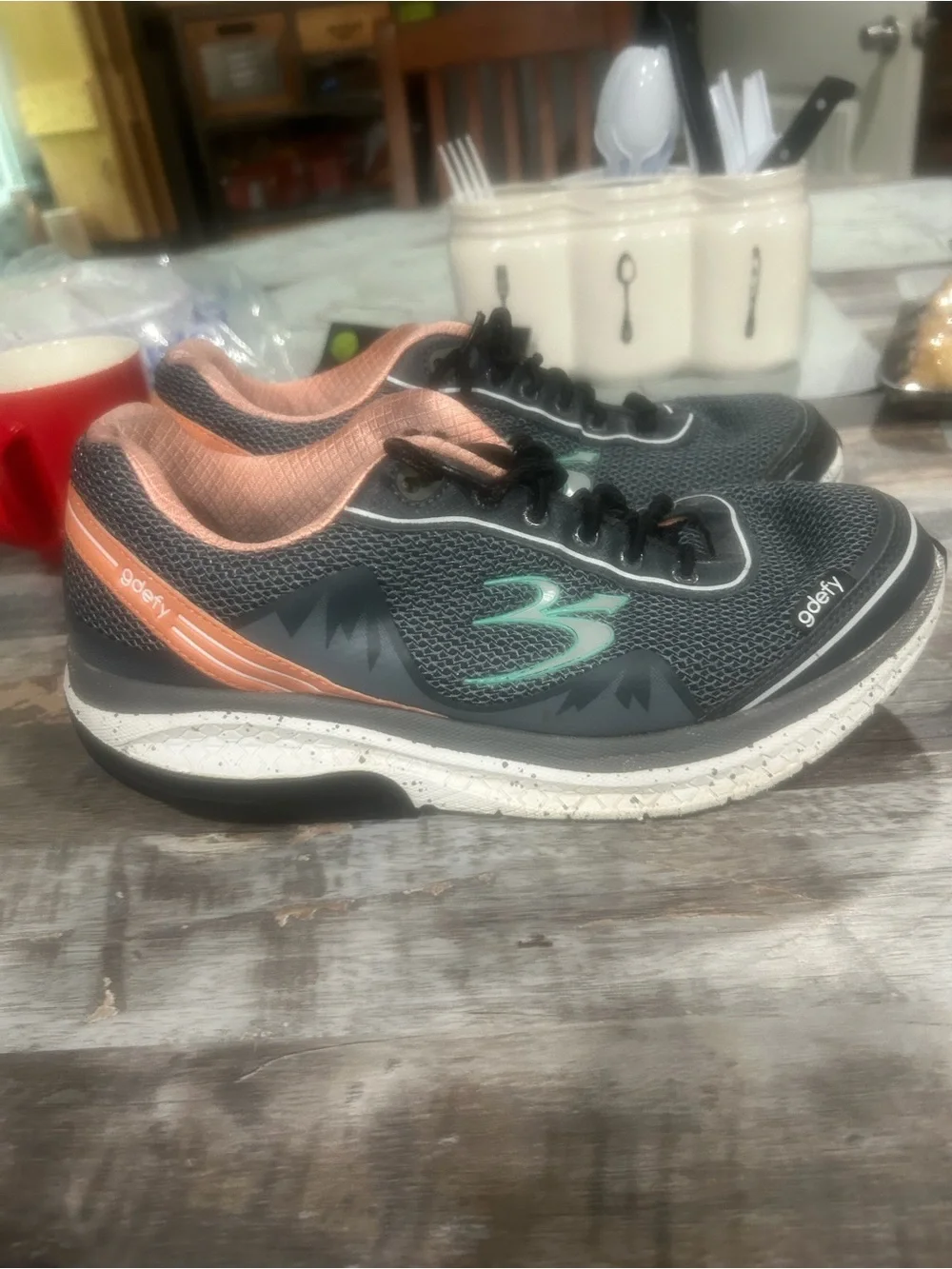 Women's size 11 siGravty Defy Mighty walk sneakers